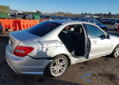 2012 Mercedes-Benz C 250 Sport z USA, uszkodzony, nr VIN WDDGF4HB3CA722481